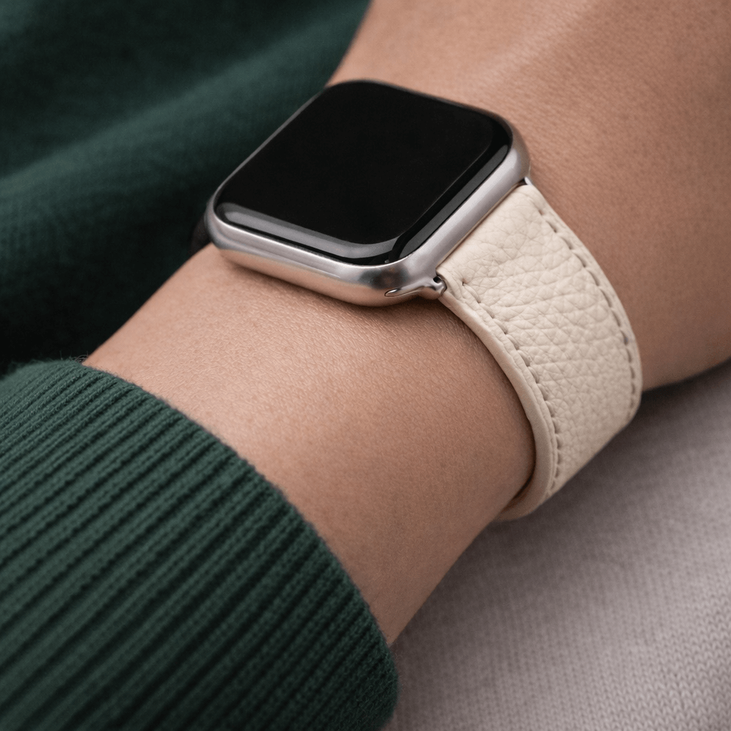Uhrenarmband Apple Watch – Handgefertigtes Hirschleder, luxuriöses Armband aus italienischem Leder am Handgelenk, stilvoll und bequem.