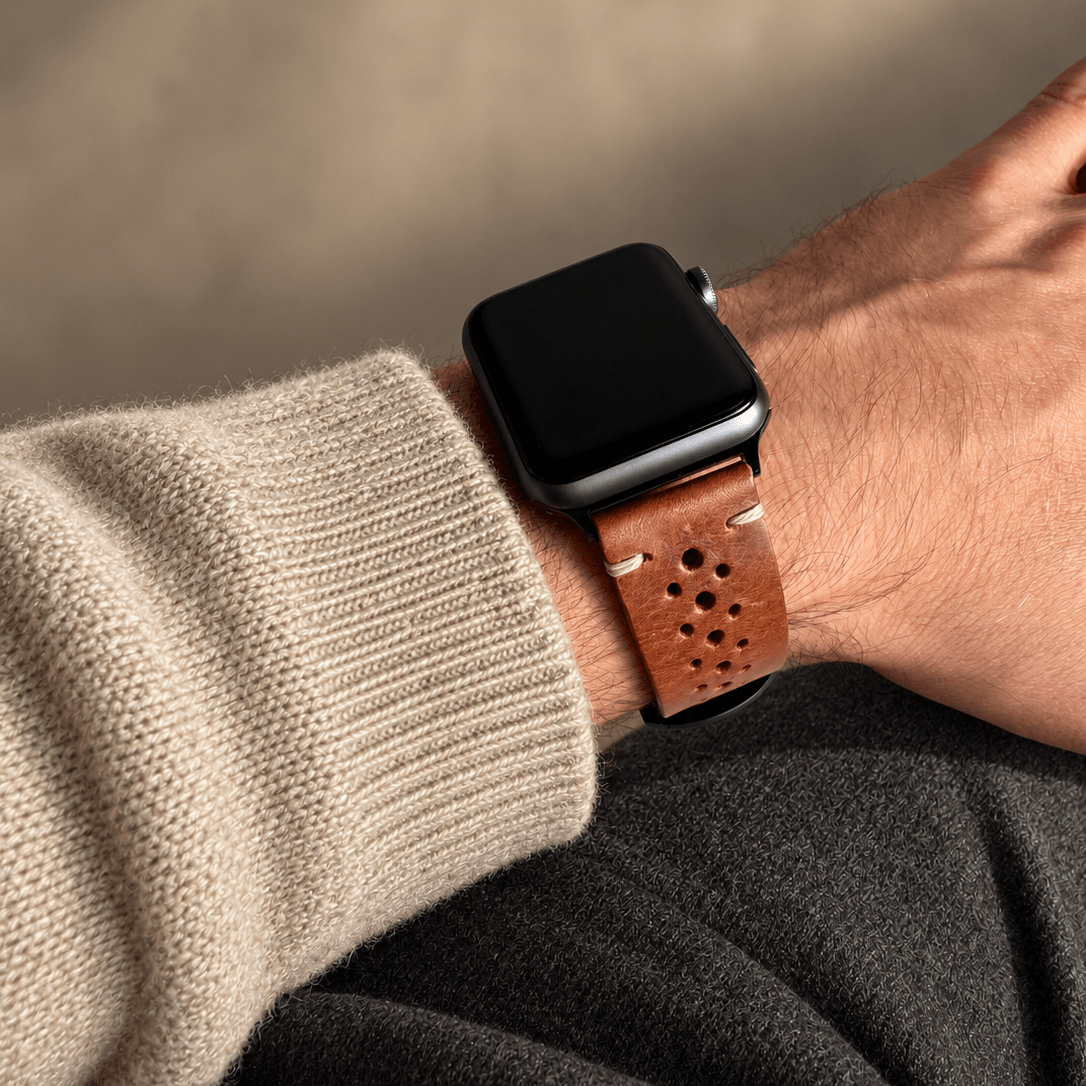 Rallye Lederband für Apple Watch – Hellbraun an einem Handgelenk getragen, kombinierte sportliche Optik und Lederhandwerkskunst.