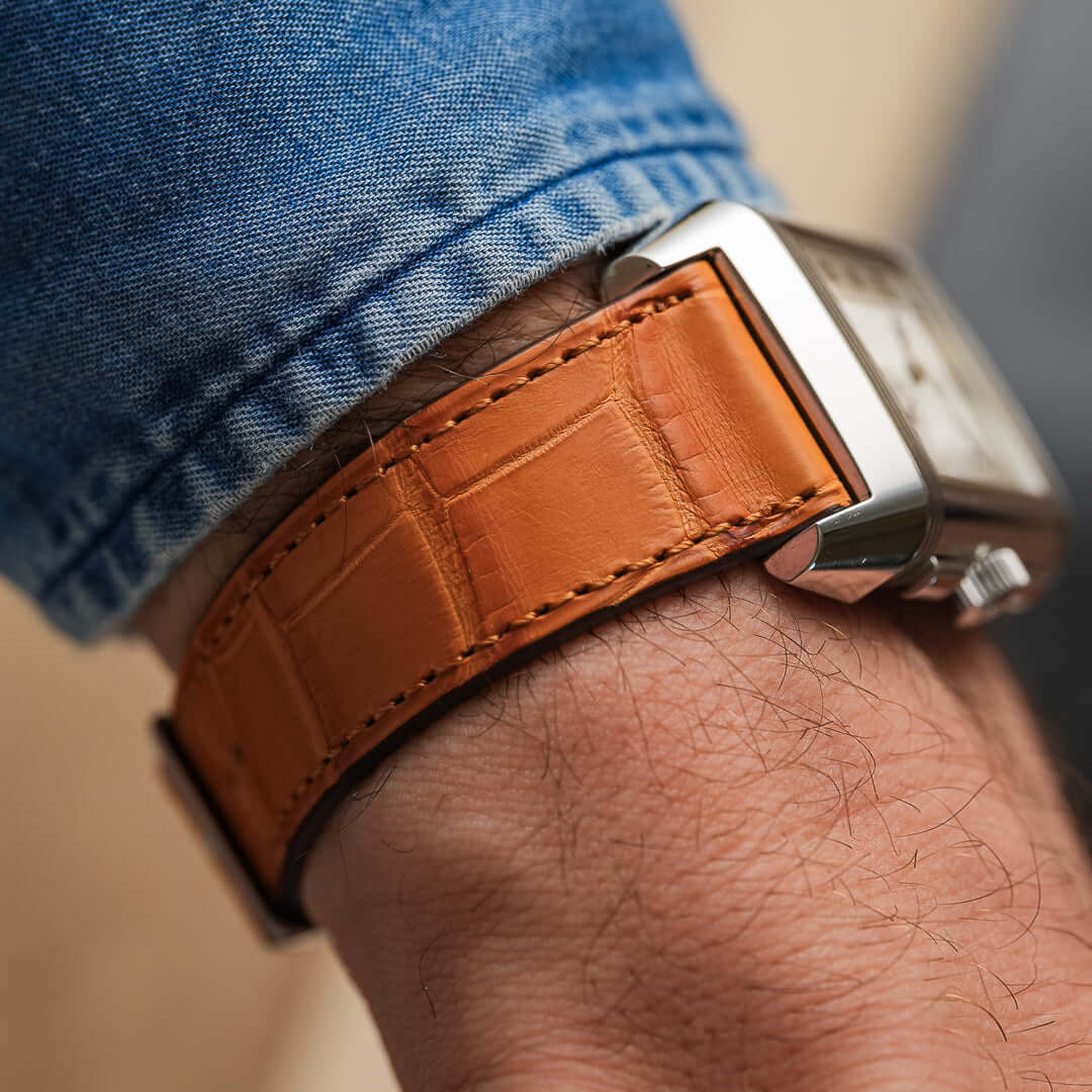 Full Cut – Armband aus vollflächigem Louisiana-Alligatorleder in Cognac-Farbe am Handgelenk.