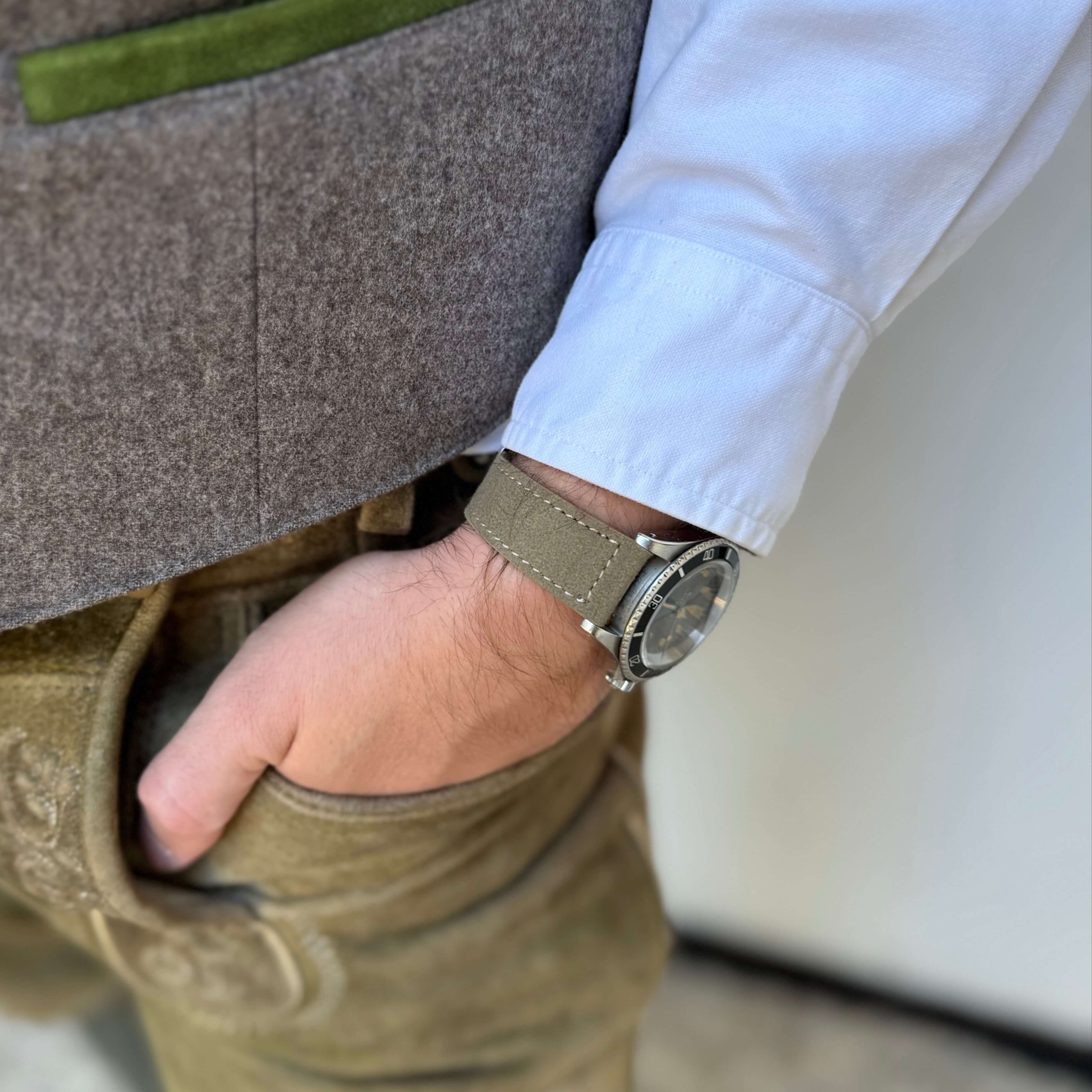20mm Uhrenarmband aus echtem Lederhosenleder – altsämisch gegerbtes Hirschleder an einem Arm mit traditioneller Tracht