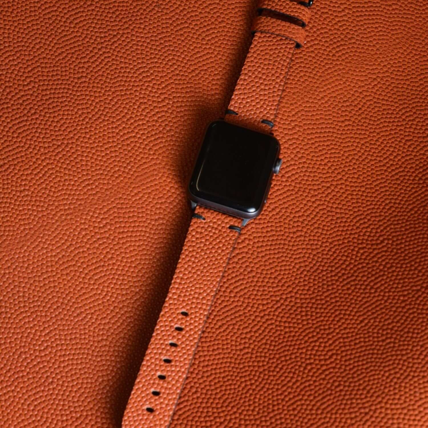Apple Watch Band Courtside – Handgefertigt aus original Horween Basketballleder, robust und markant, auf Horween Leder. 