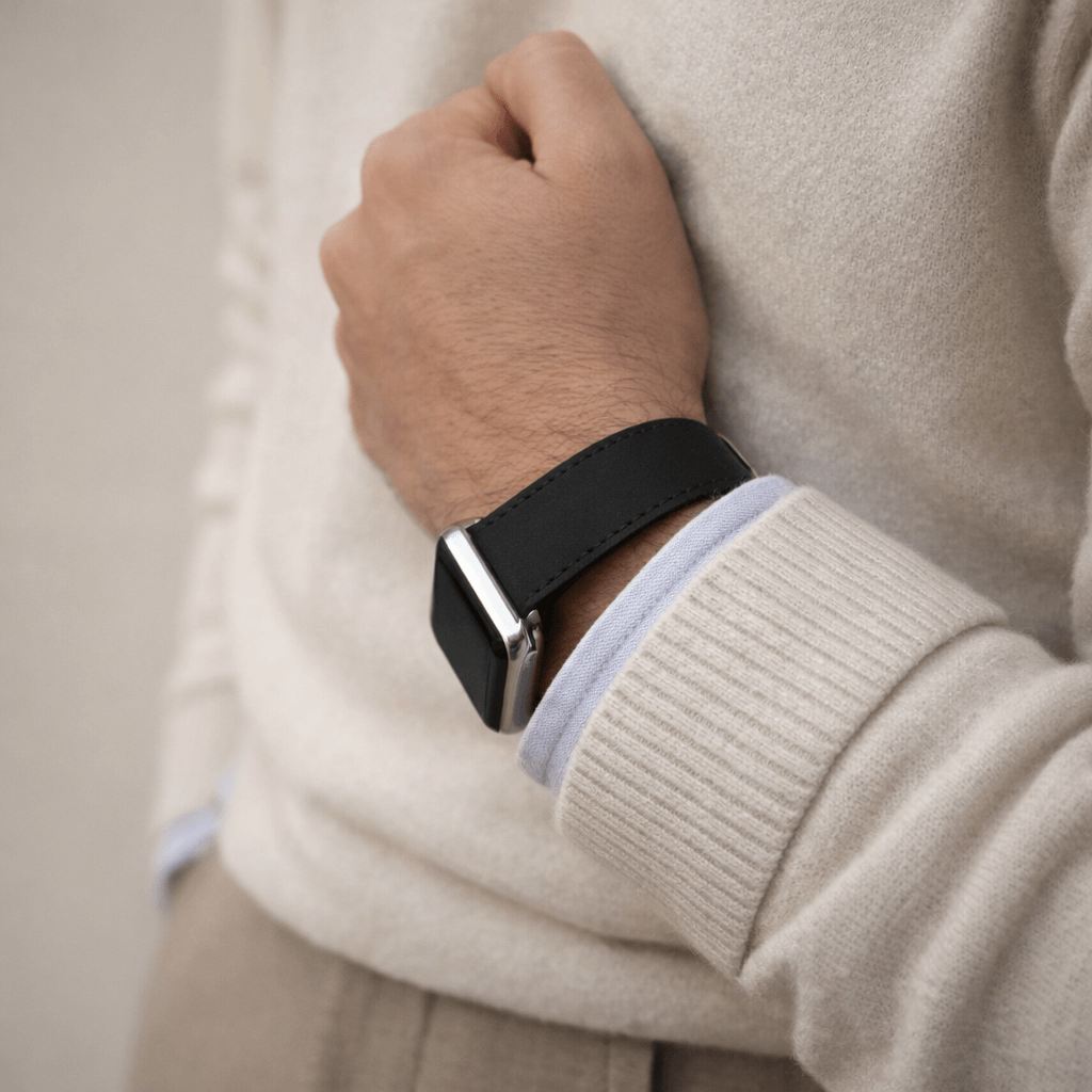 Mountain Apple Watch Lederarmband – Schwarz, getragen am Handgelenk, minimalistisches Design, italienisches Nubukleder.
