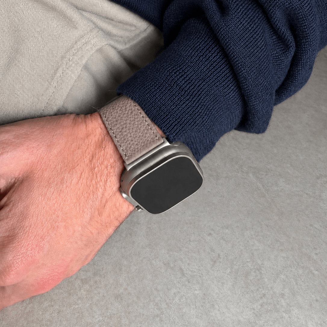 Taupes Lederarmband für Apple Watch aus Togoleder, stilvoll und hochwertig, am Handgelenk getragen.