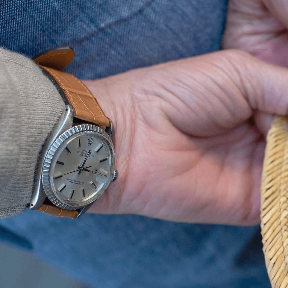 Luxus-Armbanduhr mit Louisiana Alligator Uhrenarmband-Full Cut in edlem Cognac-Ton, getragen am Handgelenk, nah betrachtet.