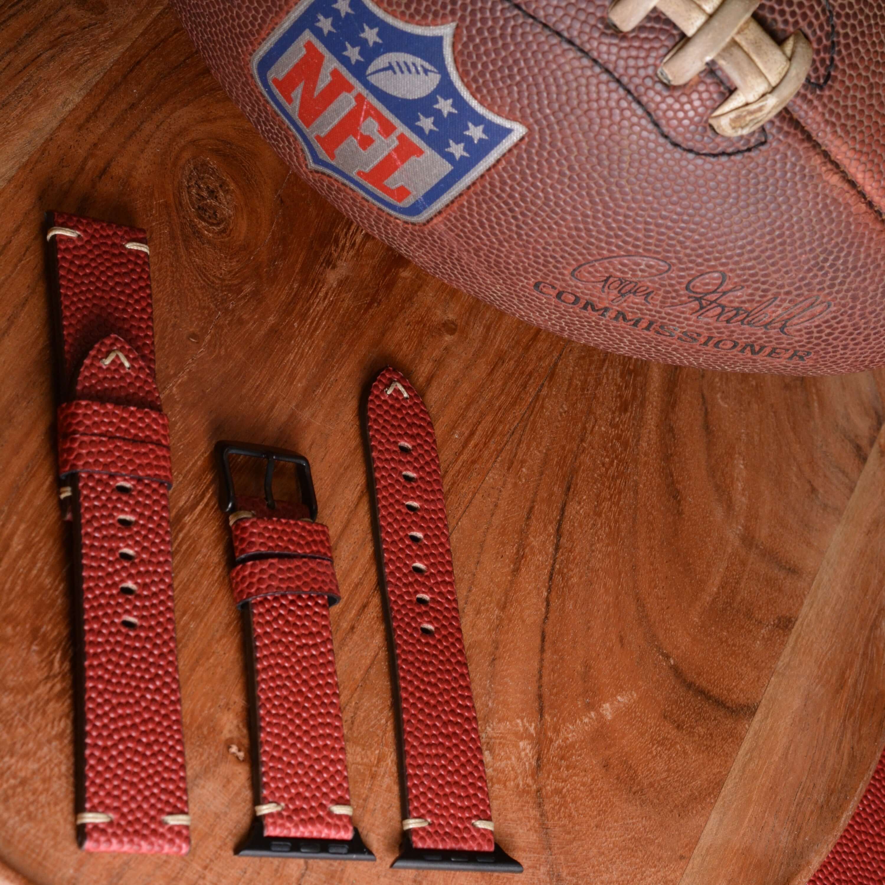 Wilson – Handgefertigt aus original Horween Footballleder Apple Watch Band neben NFL-Ball, handgefertigt in den USA.