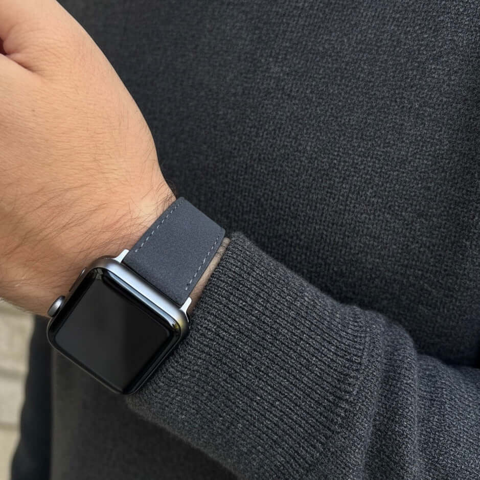 Alcantara – Apple Watch Armband in Dunkelgrau am Handgelenk, stilvoll und elegant.