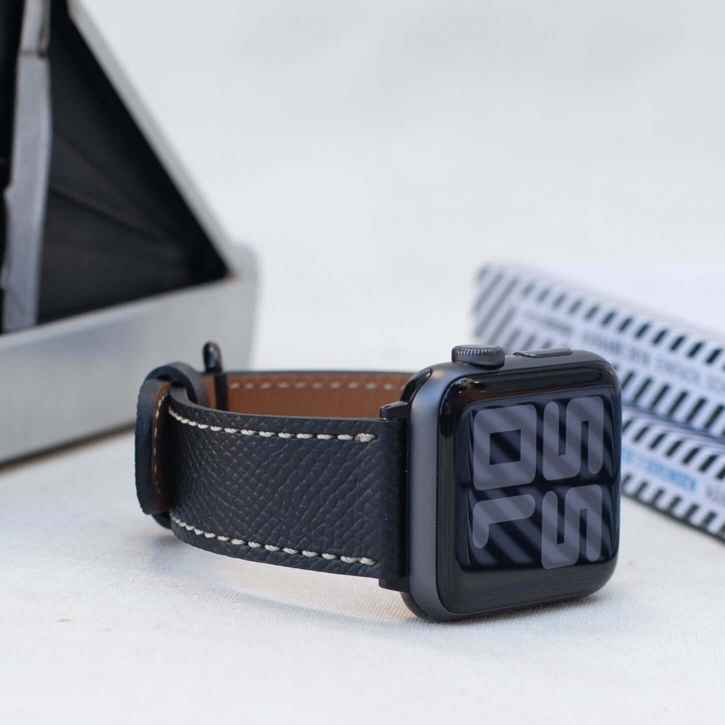 Luxuriöses Apple Watch Lederarmband Damen Cupertino Schwarz aus Epsom Kalbleder, stilvoll und strapazierfähig, auf Uhr gezeigt.