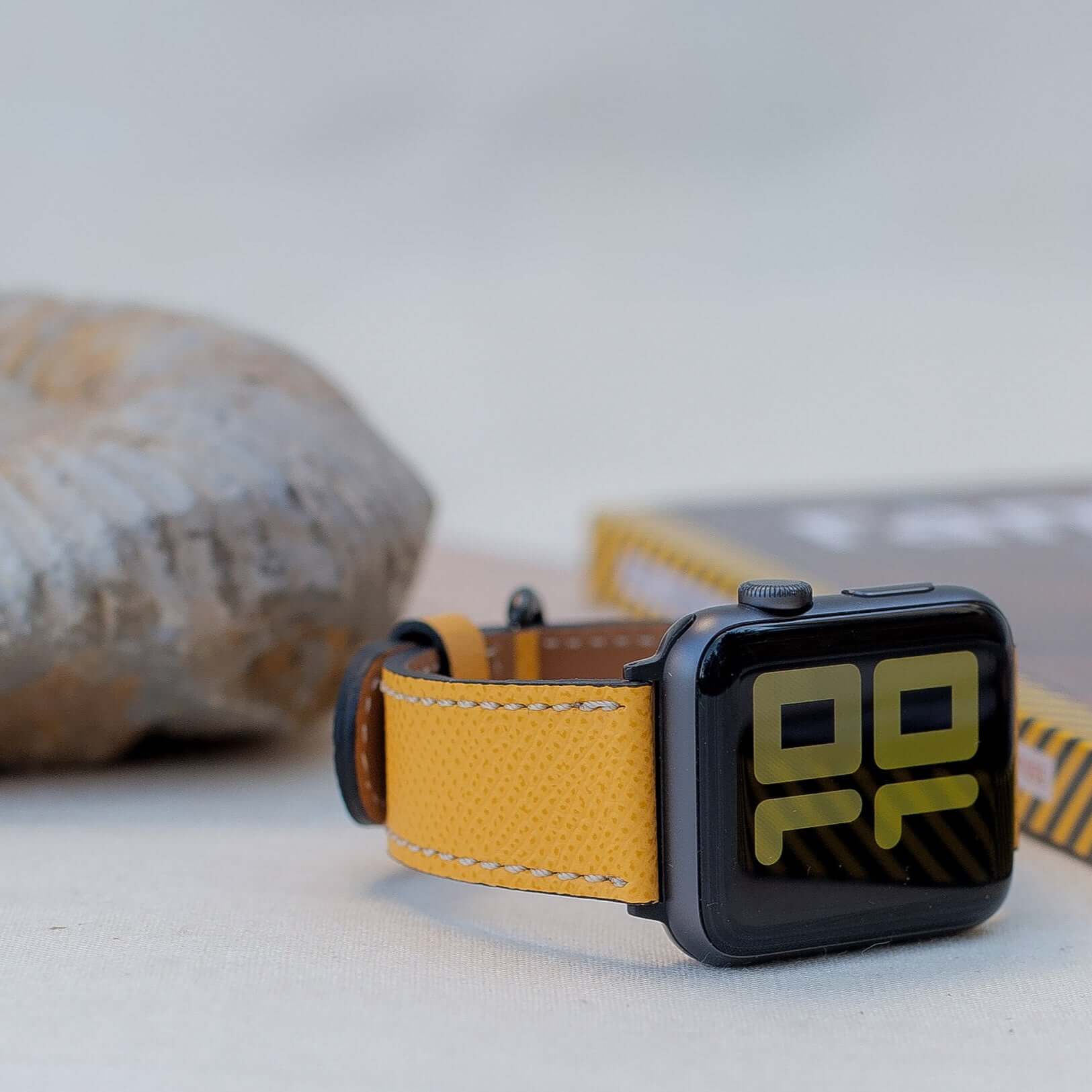 Luxuriöses Apple Watch Lederarmband Damen Cupertino Gelb aus hochwertigem Epsom Kalbleder, stilvoll und modern am Handgelenk.