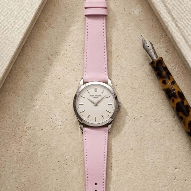 Swift – Uhrenarmband aus italienischem Swift Leder an einer Uhr in rosa.