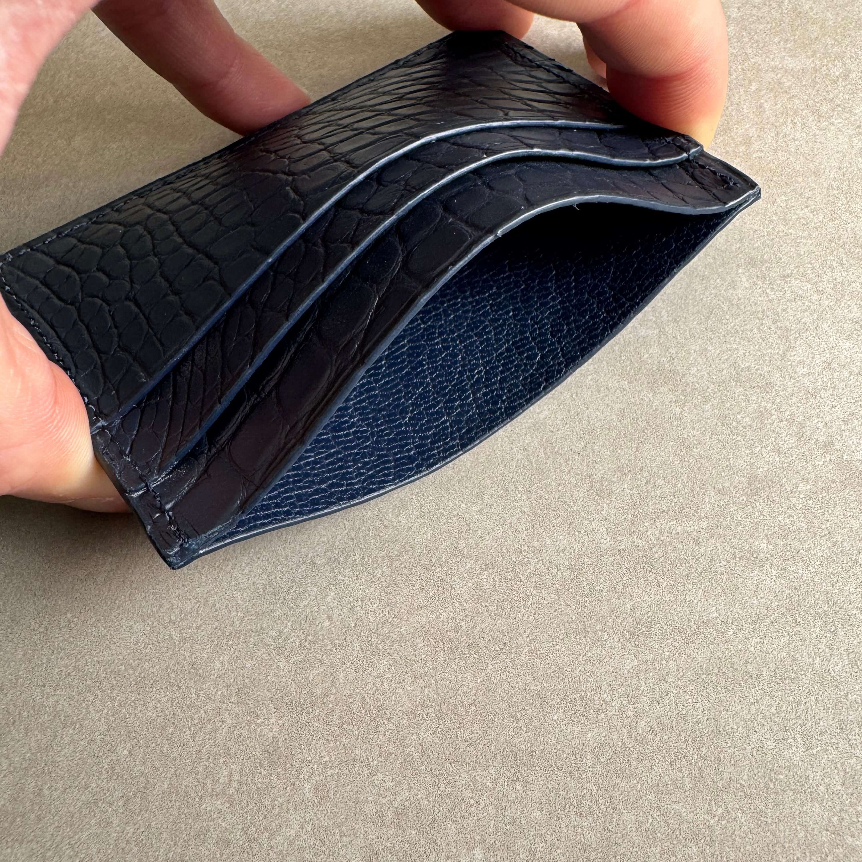 Louisiana Slim Kredit Karten Etui Blue aus Alligatorleder und Ziegenleder, luxuriös und elegant für bis zu 6 Karten.