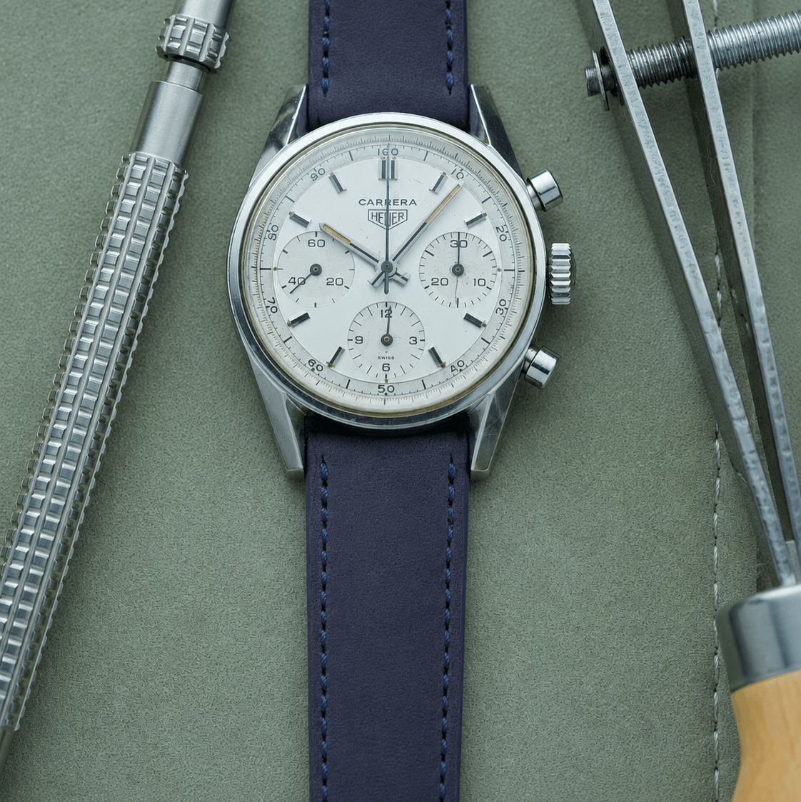 Mountain Bear – Uhrenarmband aus Nubukleder im Vintage-Stil, kombiniert mit eleganter Uhr und hochwertigen Werkzeugen.
