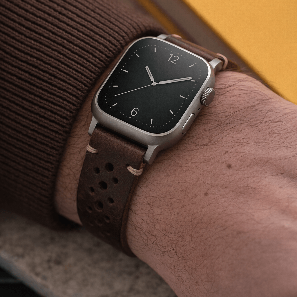 Rallye Lederband für Apple Watch Dunkelbraun am Handgelenk, handgefertigt aus vegetabil gegerbtem Rindleder aus der Toskana.