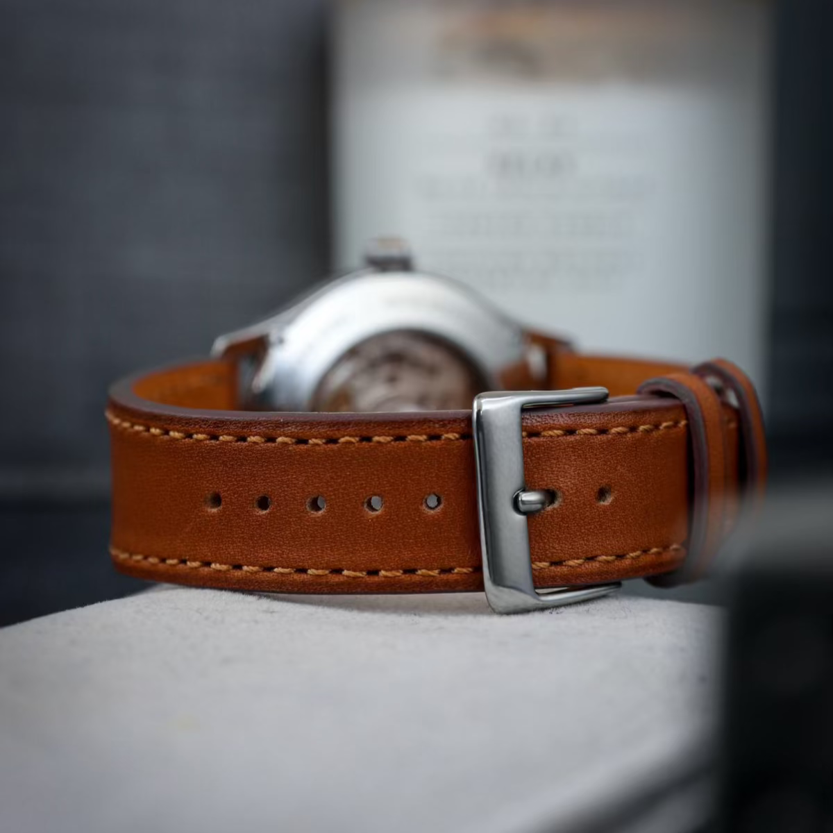 Detailaufnahme eines Uhrenarmbands aus Leder in einem eleganten Braunton mit einer robusten Metall-Schnalle. Das uhrenarmband leder kombiniert Stil und Qualität für jeden modischen Herren.