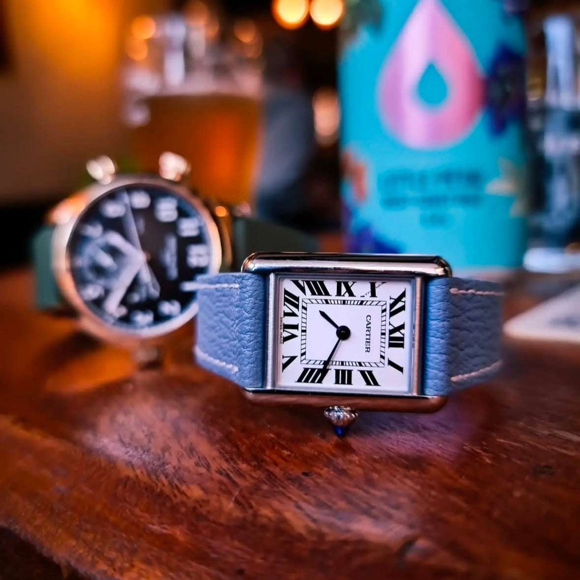 Elegante Cartier Tank Uhr mit einem hochwertigen blauen Ziegenlederarmband, präsentiert von WatchBoxDiaries. Luxuriöses und zeitloses Design für stilbewusste Uhrenliebhaber.