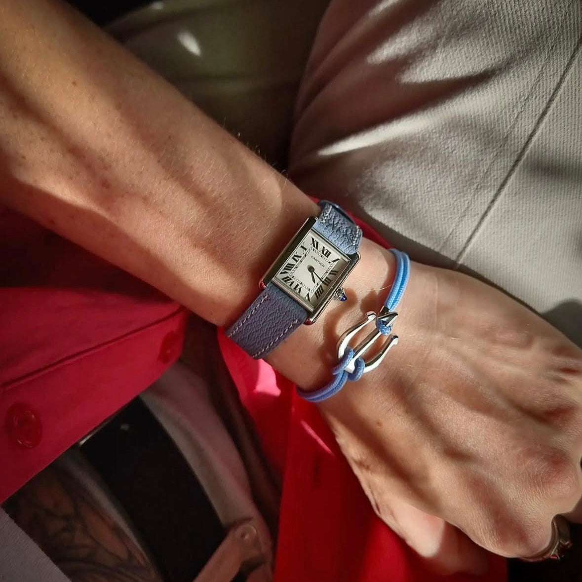 Elegante Cartier Tank Uhr mit einem hochwertigen blauen Ziegenlederarmband, präsentiert von WatchBoxDiaries. Luxuriöses und zeitloses Design für stilbewusste Uhrenliebhaber.