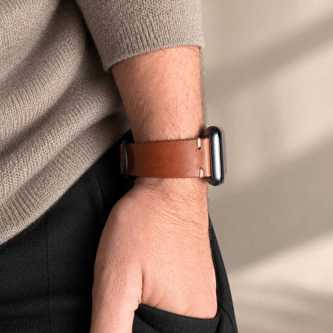 Hunter Apple Watch Armband Leder Hellbraun aus vegetabil gegerbtem Rindleder am Handgelenk eines Mannes.
