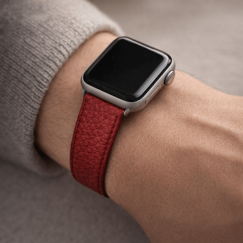 Uhrenarmband Apple Watch – Handgefertigtes Hirschleder in Rot an einem Handgelenk, luxuriöses Design, kompatibel mit Apple Watches