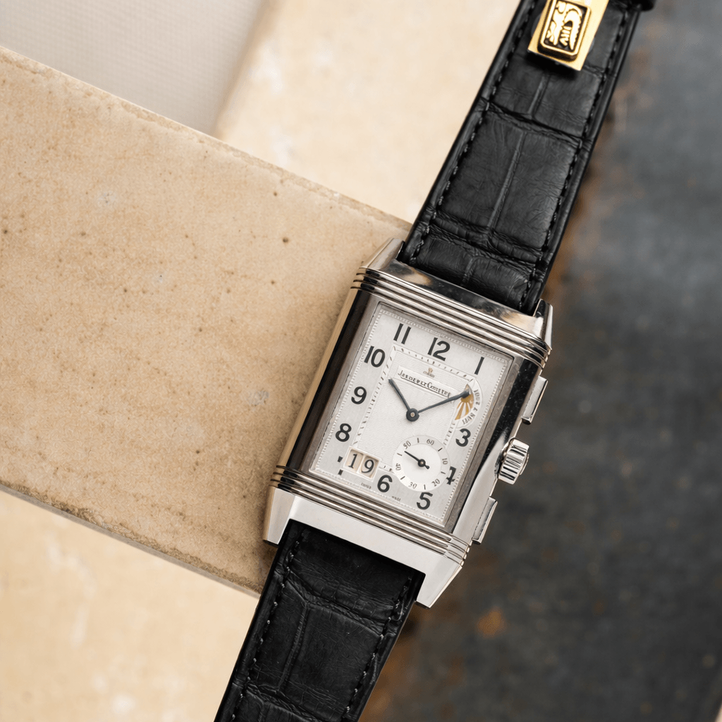 Full Cut – Armband aus vollflächigem Louisiana-Alligatorleder an luxuriöser Armbanduhr auf neutralem Hintergrund.