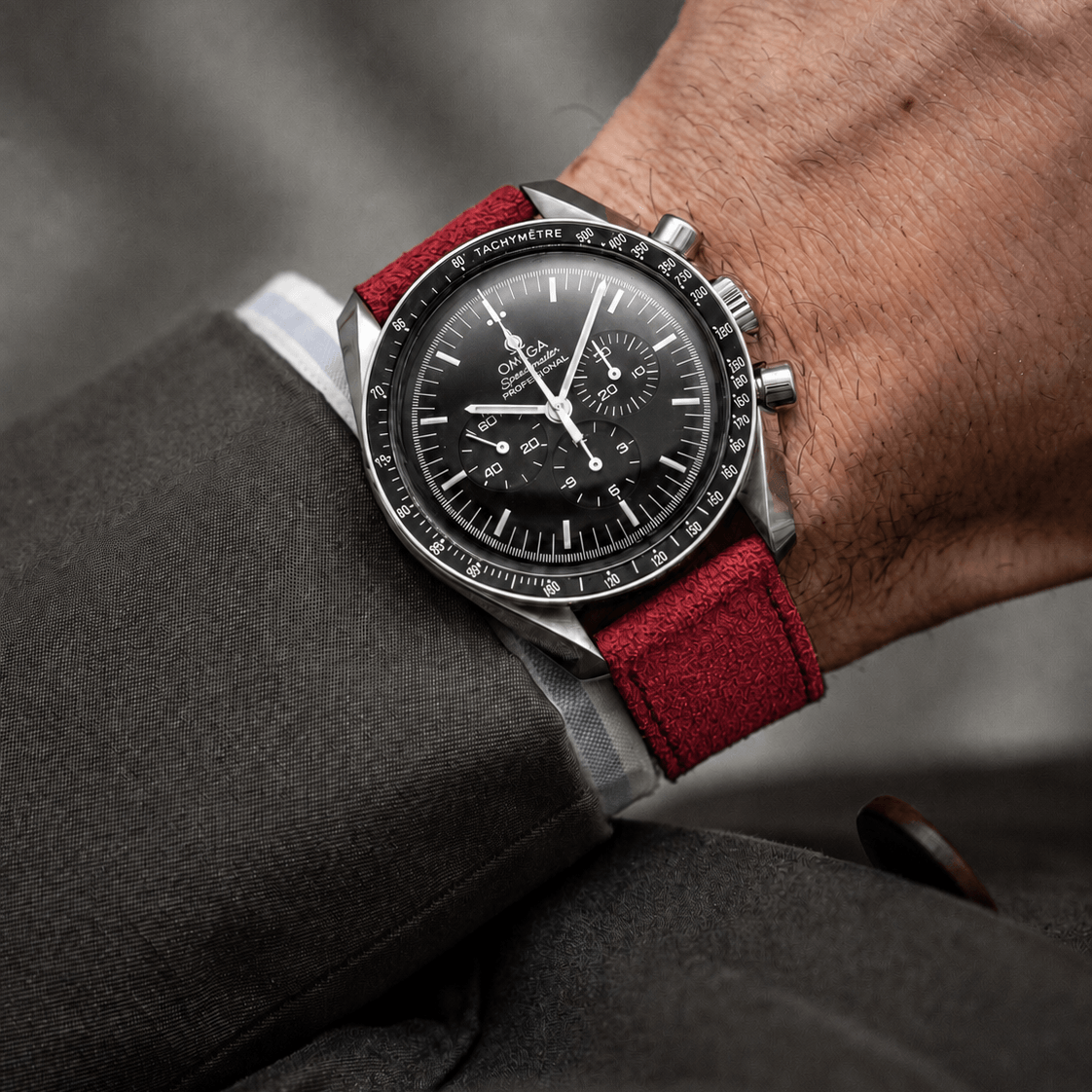 Nizza – Uhrenarmband aus feinem Wildleder, an einer Uhr, lässig und elegant.