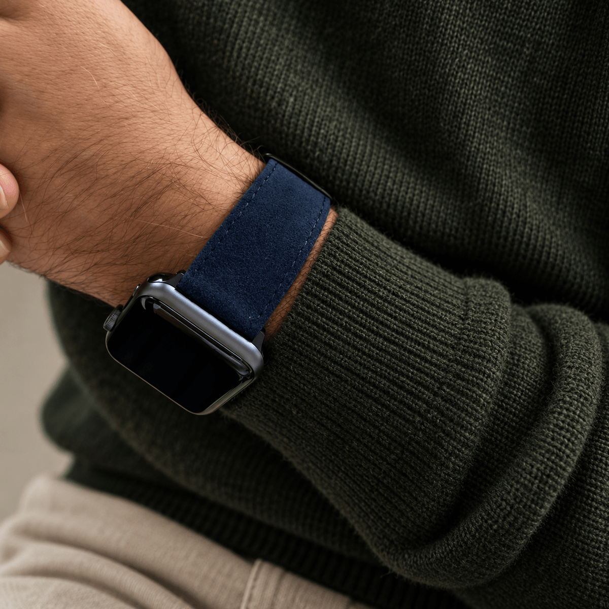 Alcantara – Apple Watch Armband in Blau am Handgelenk mit modernem, stilvollem Design und hochwertigem Luxus.