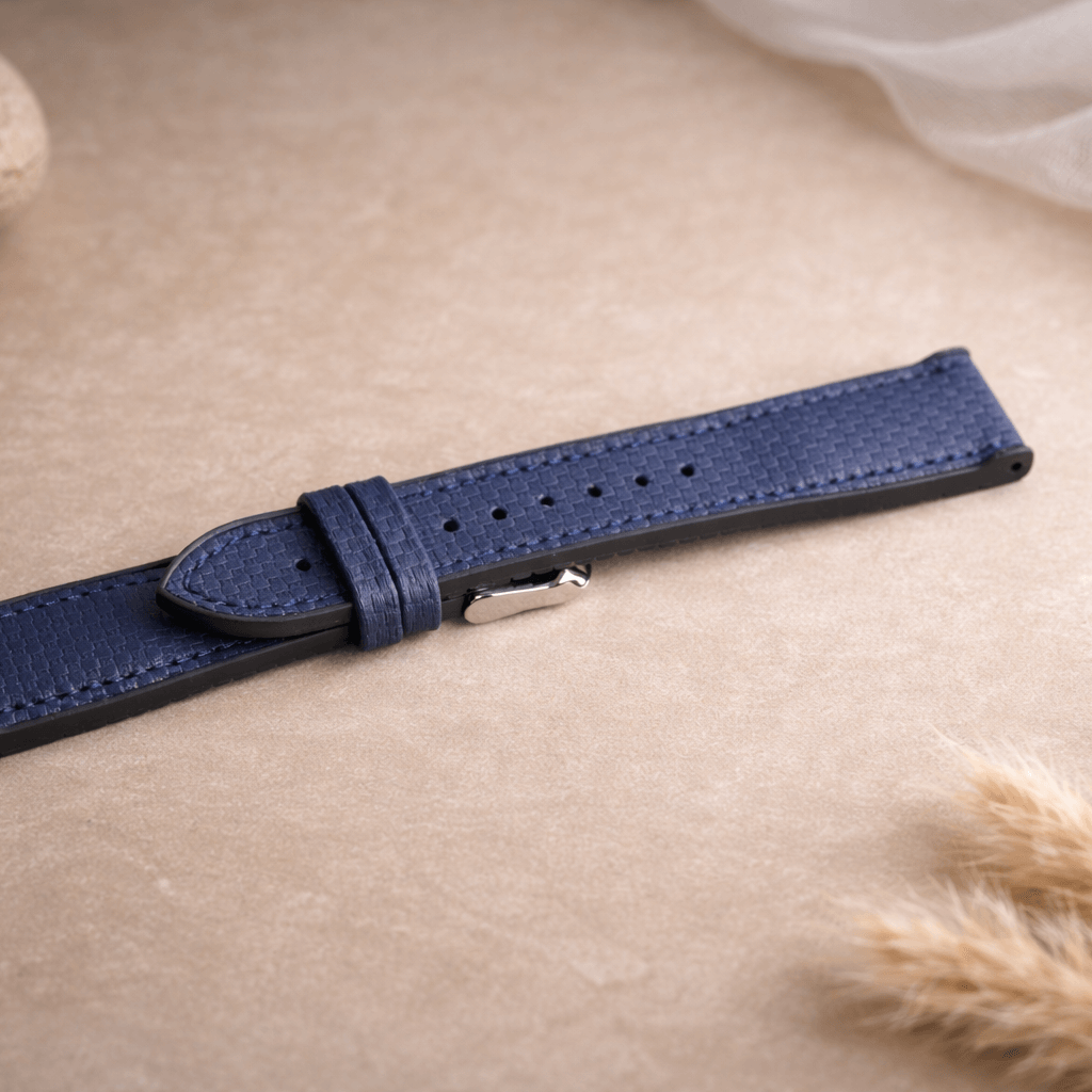 Triton – wasserfestes Performance-Uhrenarmband in Blau auf einem Tisch, geeignet für Alltag, Sport und Outdoor-Aktivitäten.