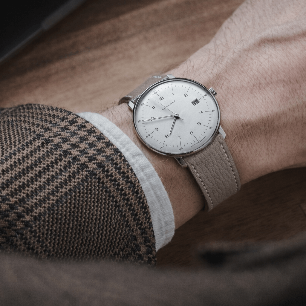 Biarritz – Uhrenarmband aus französischem Ziegenleder am Handgelenk eines Mannes in eleganter Kleidung