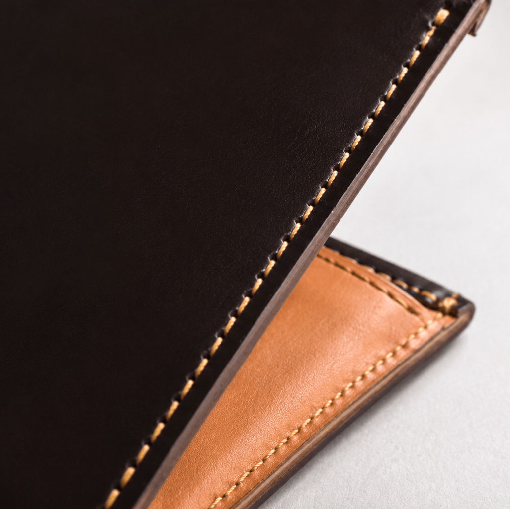Detailansicht der Premium Leder Geldbörse Chicago aus Horween Shell Cordovan, hochwertiges edles Leder.