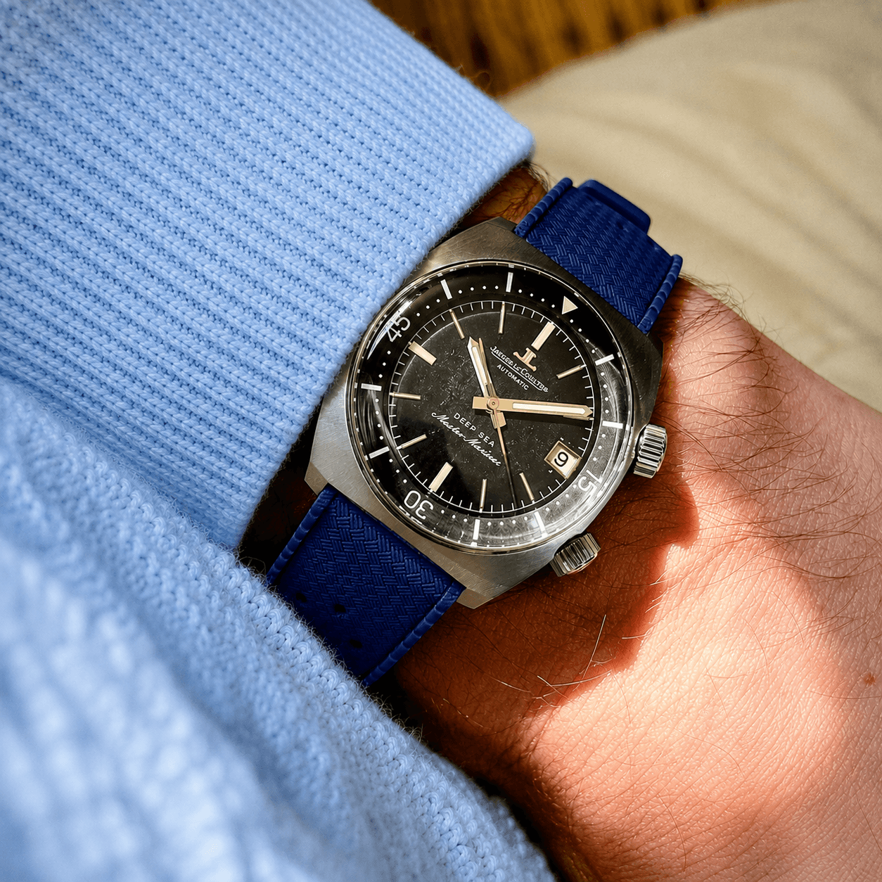 Tropical Style – Uhrenarmband aus FKM Kautschuk in Blau an einem Handgelenk, modern und sportlich.