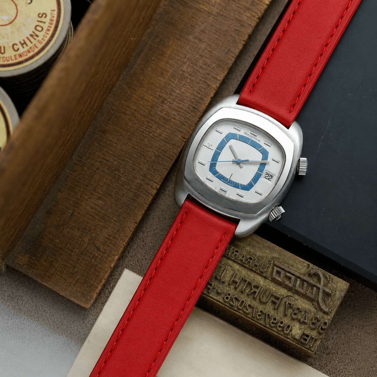 Toledo – Uhrenarmband aus deutschem Leder an einer eleganten Uhr mit rotem Lederarmband.