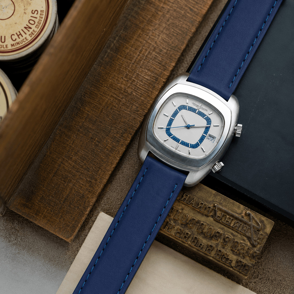 Toledo – Uhrenarmband aus deutschem Leder an einer eleganten Uhr in einem stilvollen Setting.