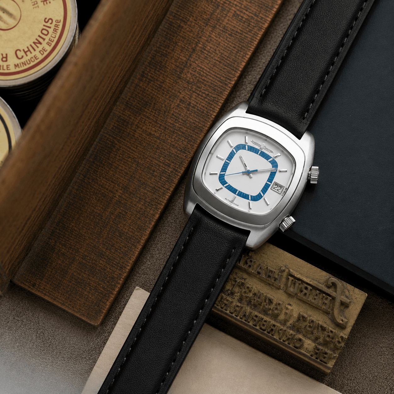 Toledo – Uhrenarmband aus deutschem Leder an einer eleganten Armbanduhr auf einem Tisch.