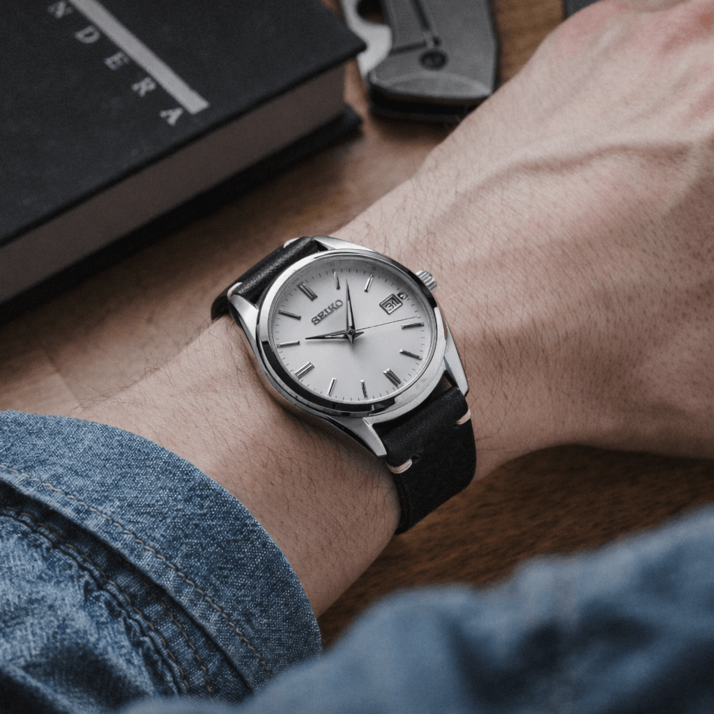 Hunter – Uhrenarmband aus toskanischem Vintage-Rindleder an eleganter Uhr am Handgelenk getragen