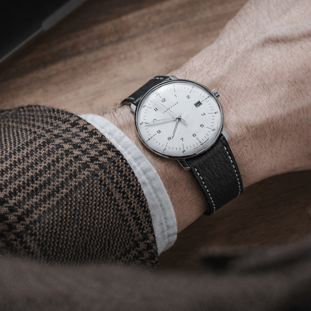 Elegantes Biarritz – Uhrenarmband aus französischem Ziegenleder am Handgelenk, klassischer Look und langlebiges Material.