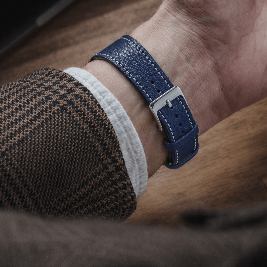 Biarritz – Uhrenarmband aus französischem Ziegenleder am Handgelenk, Detailansicht der feinen Struktur und des blauen Leders.