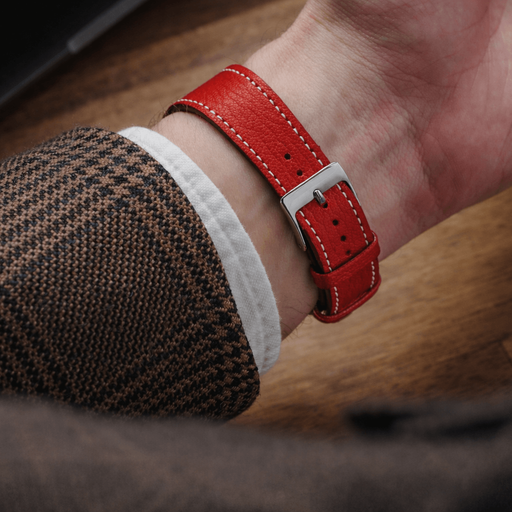 Biarritz – Uhrenarmband aus französischem Ziegenleder in Rot am Handgelenk getragen, hochwertige Handwerkskunst