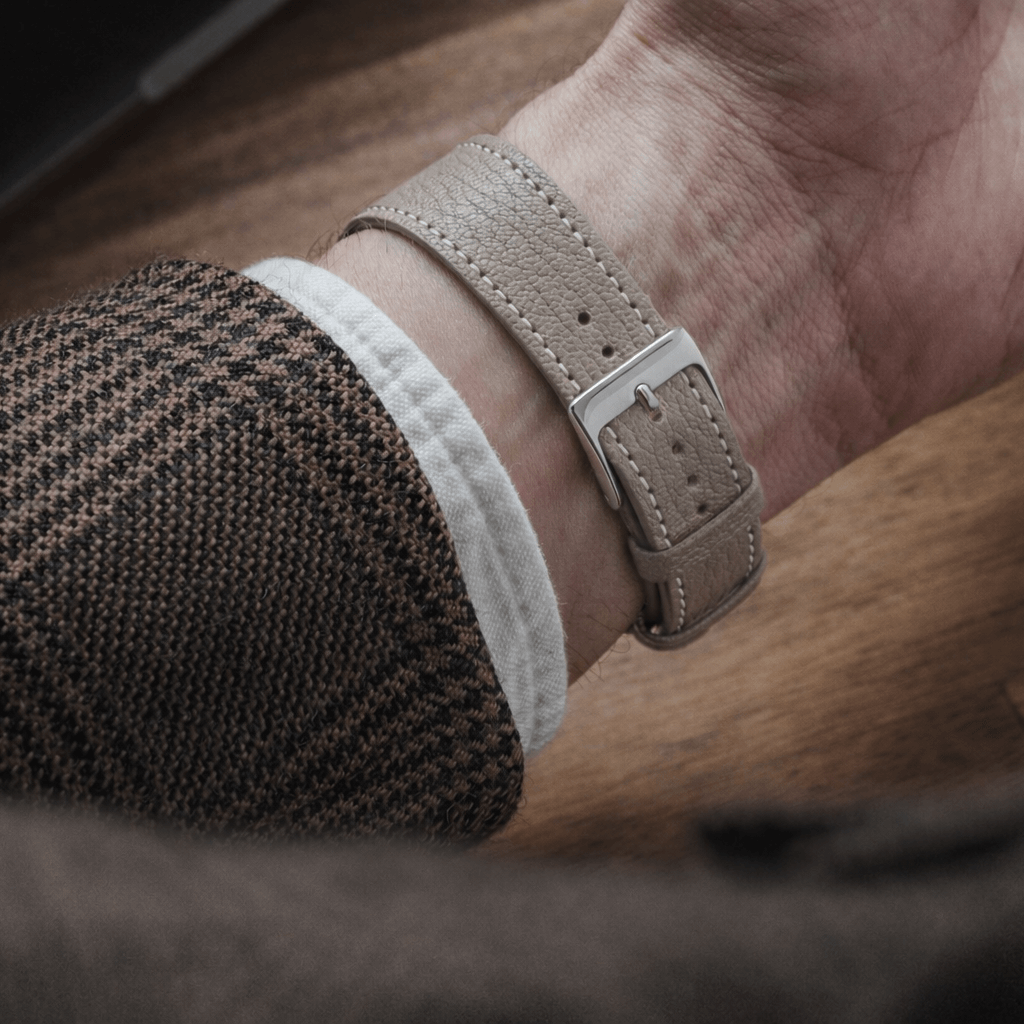 Biarritz – Uhrenarmband aus französischem Ziegenleder am Handgelenk getragen, feine genarbte Struktur und hochwertige Verarbeitung.