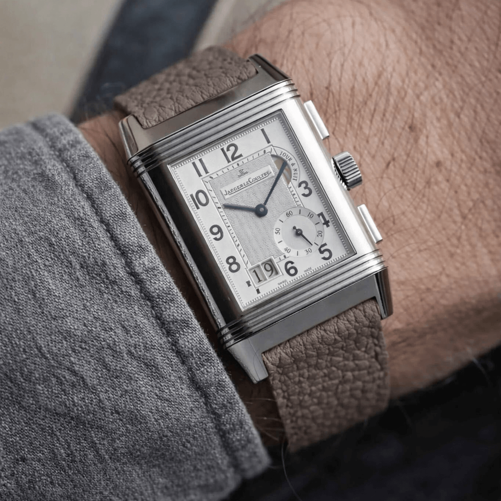 Hochwertige Uhr mit Deauville – Uhrenarmband aus deutschem Togoleder am Handgelenk, Nahaufnahme der lebendigen Narbung.