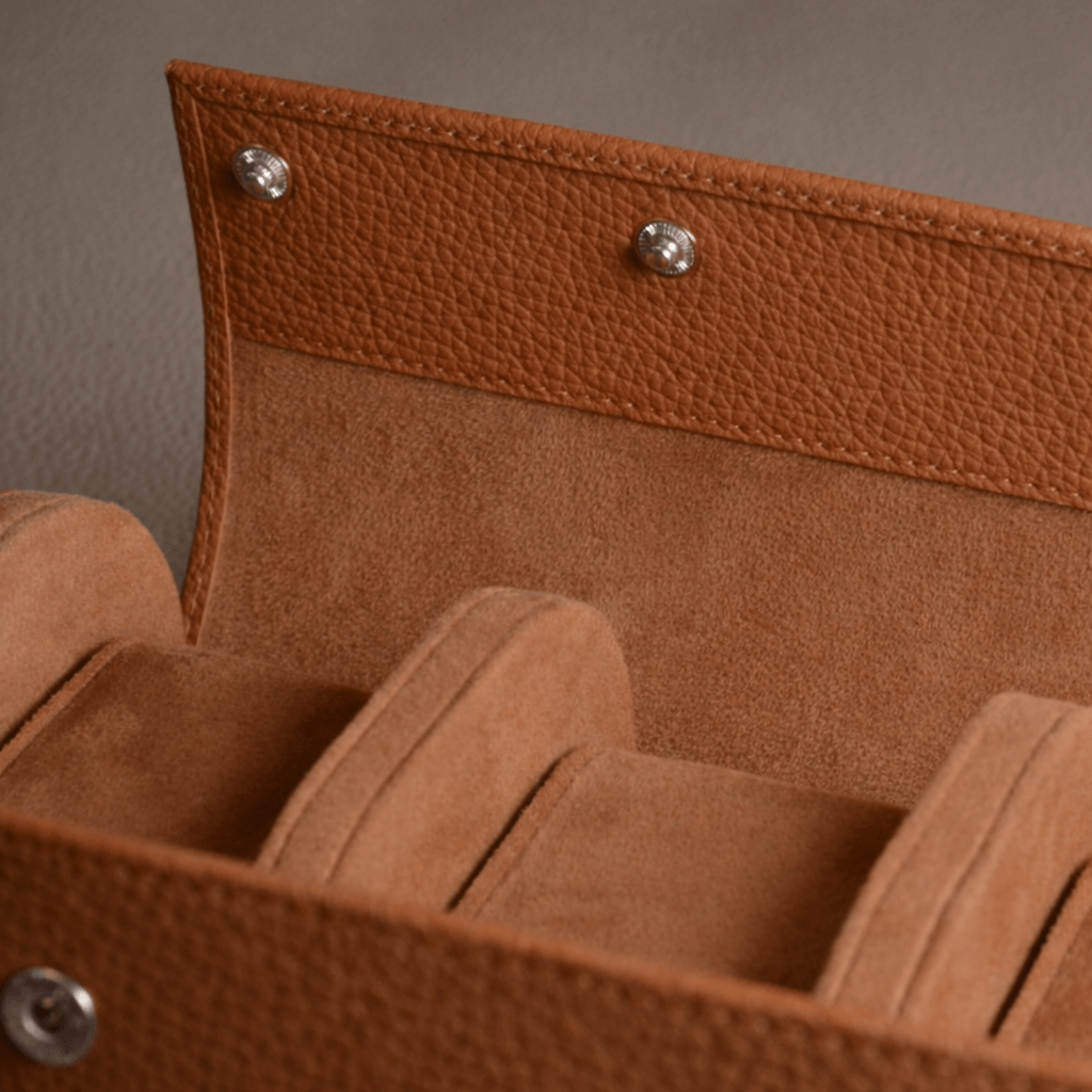 Uhrenrolle für drei Uhren Signature – Hochwertiges deutsches Togoleder, Detailansicht des edlen Kalbleders mit Struktur.