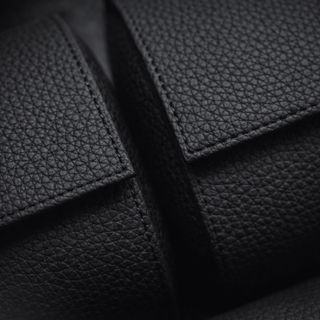 Uhrenrolle für drei Uhren Signature – Hochwertiges deutsches Togoleder mit Struktur und Charakter. Edle, genarbte Oberfläche des Kalbleders.