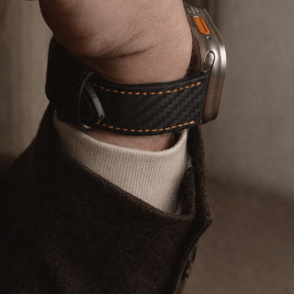 Bergwerk Carbon Orange – Apple Watch Band mit hochwertiger LederCarbon-Struktur, getragen am Handgelenk, Detailansicht