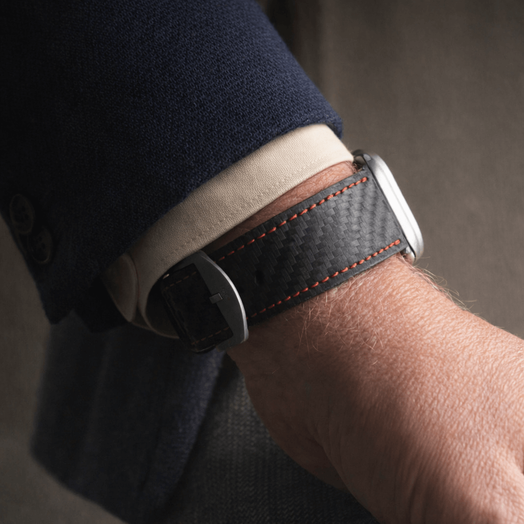 Bergwerk Carbon Rot – Apple Watch Band mit hochwertiger LederCarbon-Struktur am Handgelenk, schwarz mit roter Naht.