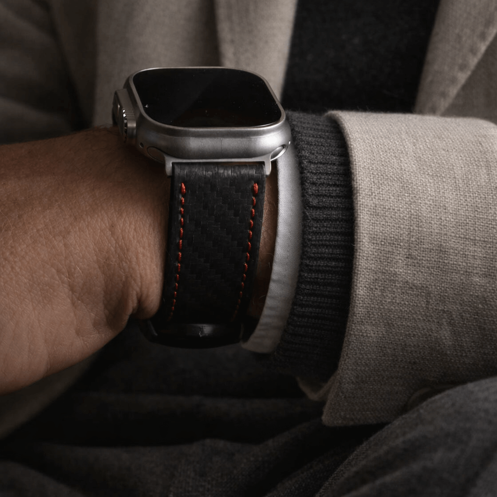 Bergwerk Carbon Rot – Apple Watch Band mit hochwertiger LederCarbon-Struktur am Handgelenk getragen.