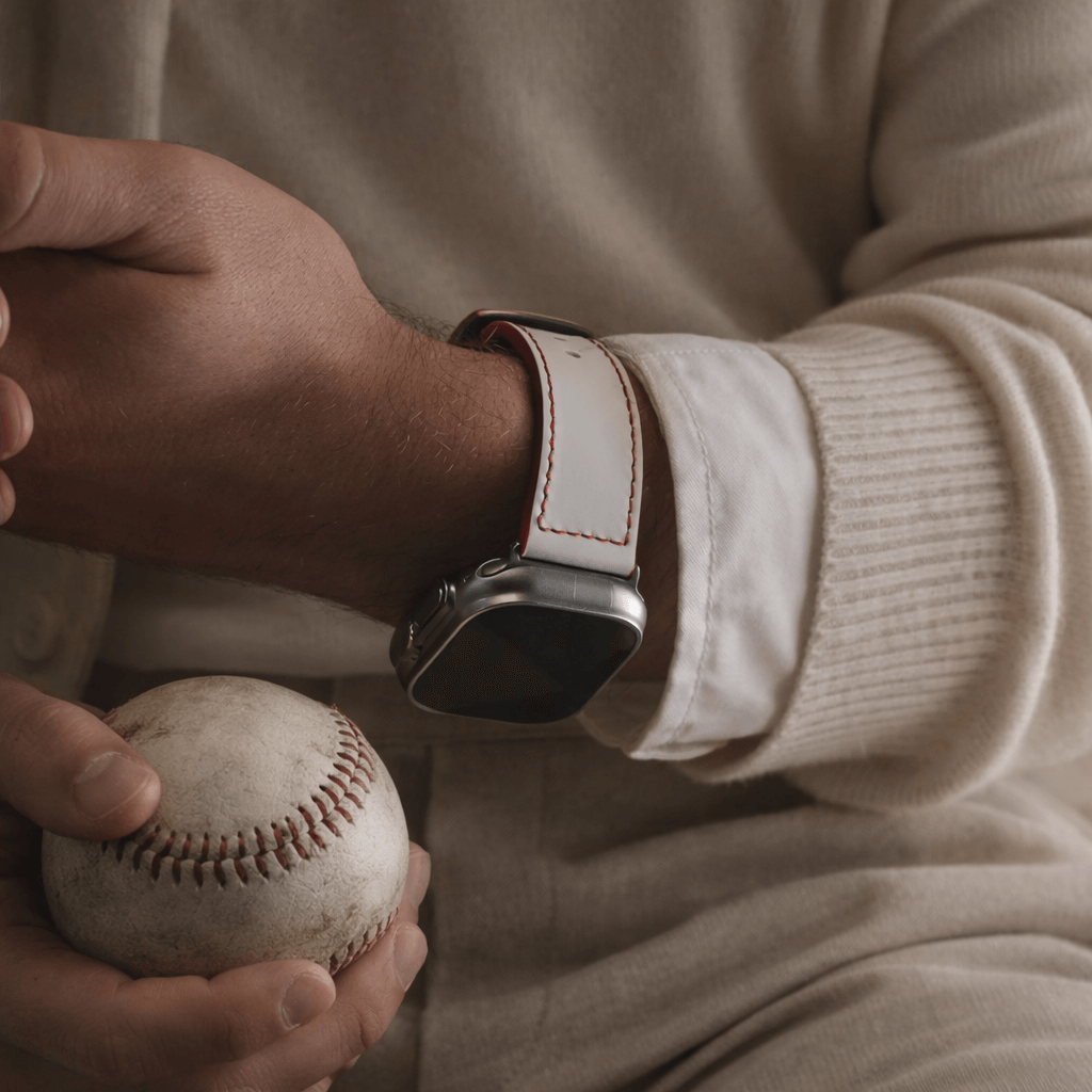 Das Sandlot – Weißes Baseball-Leder Apple Watch Band an Handgelenk mit Baseball, edles Design, inspiriert von echtem Baseball-Leder