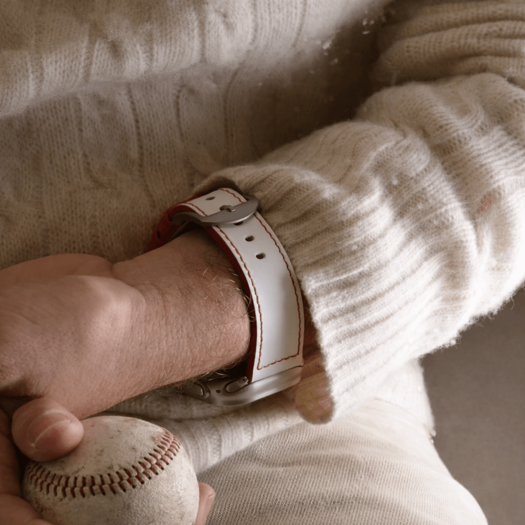 Das Sandlot – Weißes Baseball-Leder Apple Watch Band im Einsatz auf dem Handgelenk, inspiriert von echtem amerikanischem Baseballleder.