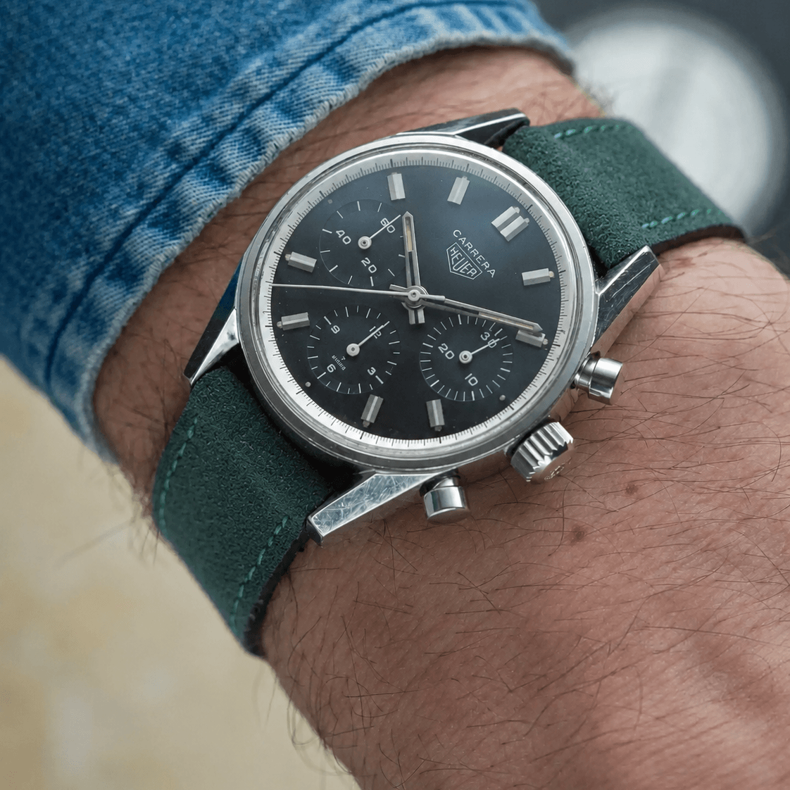 Nizza – Uhrenarmband aus feinem Wildleder an einer eleganten Armbanduhr mit schwarzem Zifferblatt.