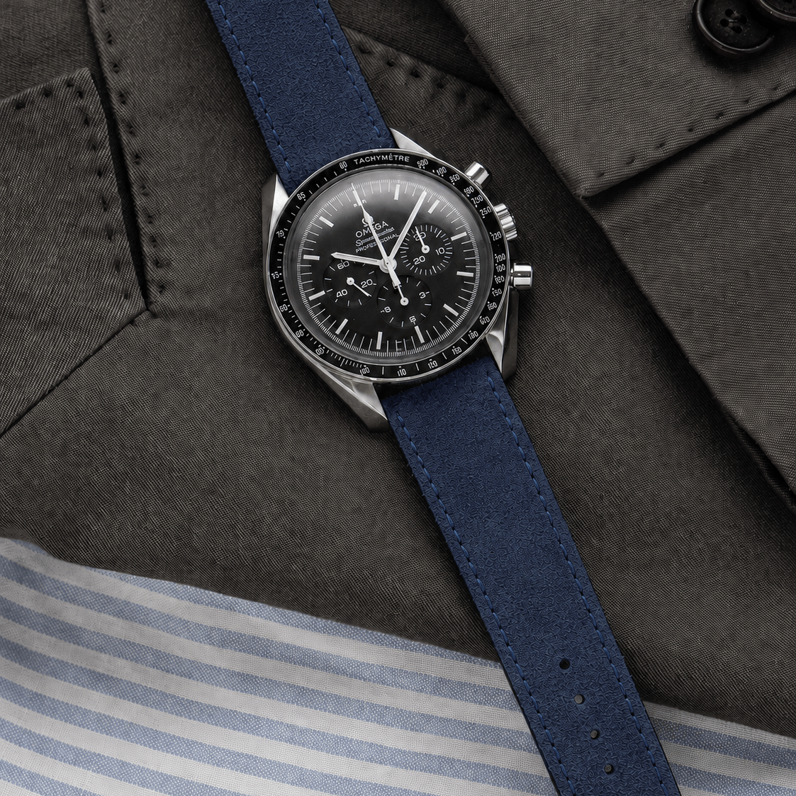 Nizza – Uhrenarmband aus feinem Wildleder an einer eleganten Uhr auf einem stilvollen Kleidungsstück.