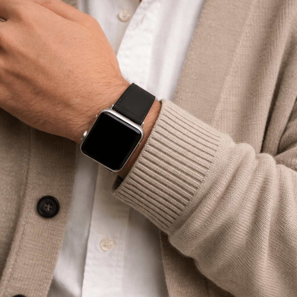 Mann trägt Mountain Apple Watch Lederarmband – Schwarz, eleganter Look mit italienischem Nubukleder, wasserabweisend und bequem.