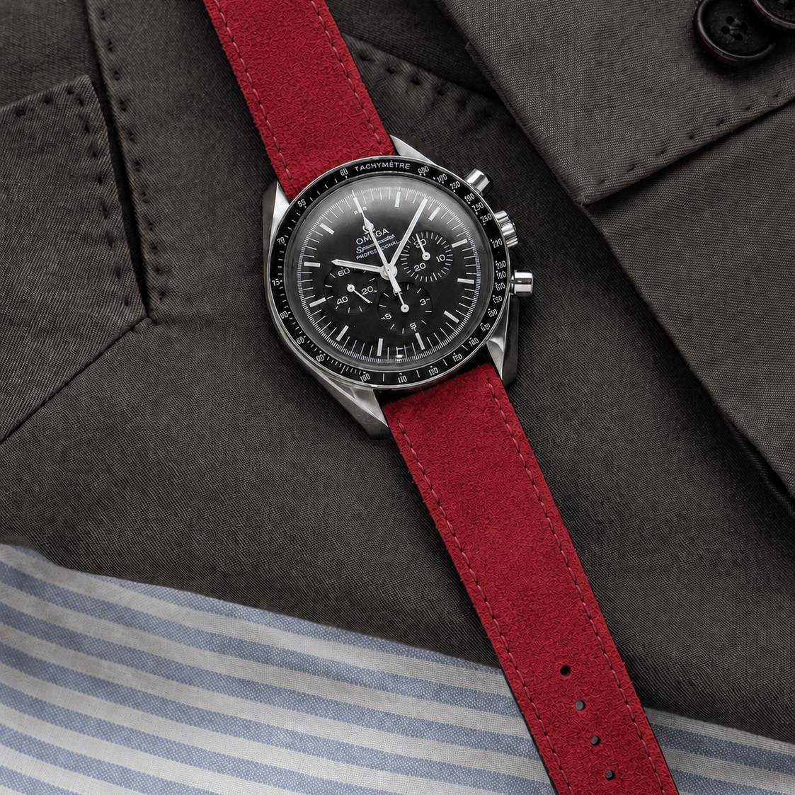 Nizza – Uhrenarmband aus feinem Wildleder an einer eleganten Uhr auf einem Hemd.