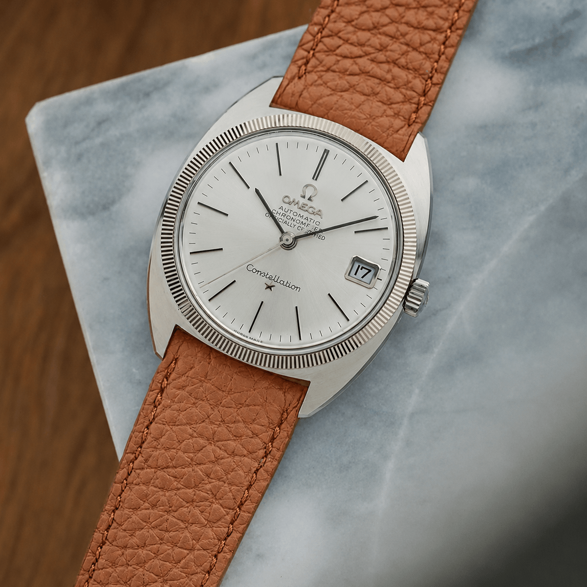 Deauville – Uhrenarmband aus deutschem Togoleder an einer Omega Uhr auf Marmorplatte.
