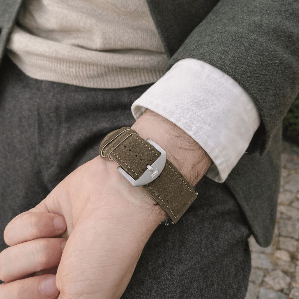 Olivebraun 24mm Apple Watch Ultra Lederhosen Armband aus altsämisch gegerbtem Hirschleder am Handgelenk